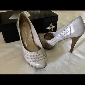 ANDREW GELLER LEATHER PUMPS in DOVE GREY - SIZE 6M